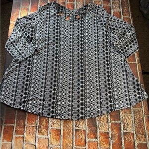 New Directions Geometric Black and White Blouse